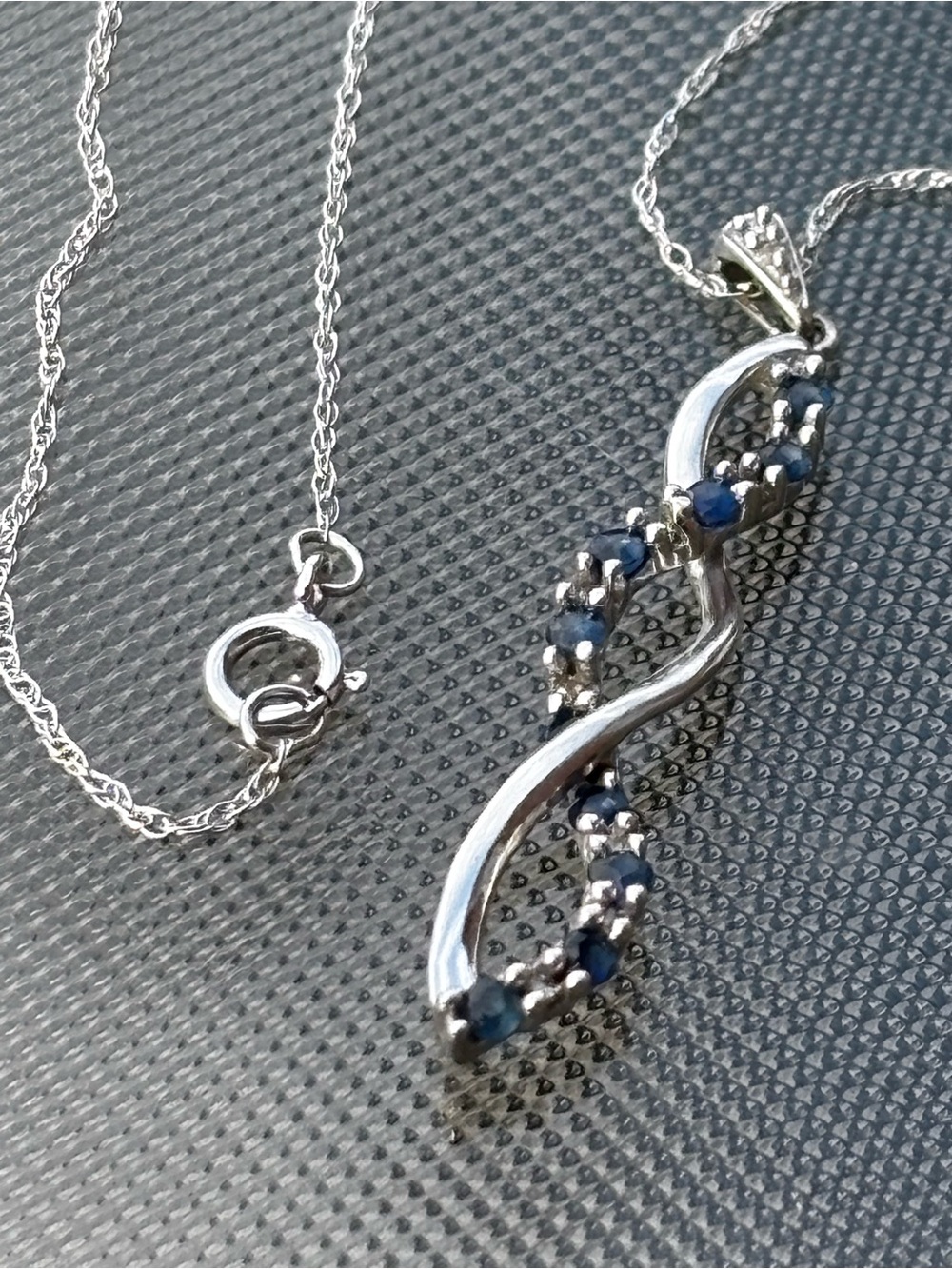 10K White Gold Blue Sapphire Twist Pendant Necklace